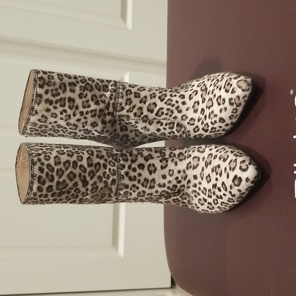 Stuart Weitzman Atomic West Leopard boots. - Picture 4 of 8